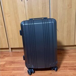 Sleek Hard-Shell Carry-On Spinner Luggage in Black